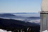 Pohled z Javoru na SZ. Uprostřed mezi německými lyžařskými středisky je Čerchov, vlevo od něj Skalka.