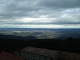 Pohled z rozhledny na vrcholu tisícovky Čerchov na sever směrem k Plzni, která byla vidět.