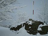 Vrcholové skalisko s geodetickým bodem na vrcholu Čerchova.