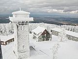 Čerchov - pohled z vojenské věže na Kurzovu rozhlednu s pozadím Haltravy.