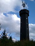 Telekomunikační věž s rozhlednou Čartak ležící východně od Vysoké.