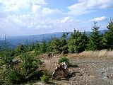 Výhled z vrcholu Vysoké k severozápadu na Moravskoslezské Beskydy.