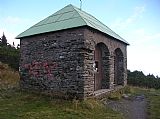 Turistický přístřešek Jelení studánka v sedle mezi Jelením hřbetem a Břidličnou horou.