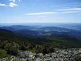 Hraběšická hornatina, jedna z nejvyšších částí Hanušovické vrchoviny, při pohledu z Břidličné hory, vpředu Klepáčov.