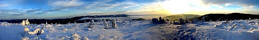 Široké panoráma z vrcholu Červené hory se zkreslením vzdáleností. Zleva v Medvědské hornatině dominují Orlík, Medvědí vrch a Jelení loučky splývající s Černým vrchem. Dále je zřetelný Praděd a Kamzičnická hornatina s Vysokou holí, Velkým Májem, Jelením hř