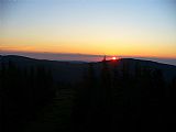 Pohled z Černého vrchu na východ slunce nad Medvědím vrchem.