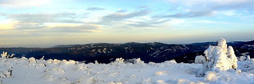 Panoráma Medvědské hornatiny s dominujícími zleva Orlíkem, Medvědím vrchem a odlesněnými Jeleními loučkami, splývajícími se zalesněným Černým vrchem.