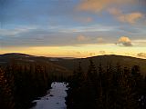 Zimní východ slunce na Černém vrchu, pohled na Orlík a Medvědí vrch.