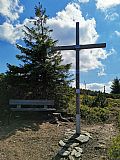Na úpatí Červené hory (v místě rozc. U kamenného okna) byl nově vztyčen dřevěný kříž.