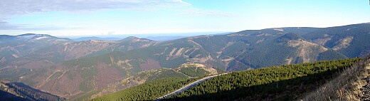 Panoráma Pradědského hřbetu z úbočí Dlouhých strání: zleva Vozka, Keprník, Červená hora a pod nimi Šindelná hora. Dále Pradědský hřbet, Velký Klínovec, Velký Klín, Výrovka, pod nimi vybíhají Hřbety a Nad Petrovkou, dále pokračuje Malý Jezerník, Velký Jeze