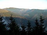 Údolí Hučivé Desné z úbočí Černé stráně, vzadu Červená hora, vpravo Šindelná hora.