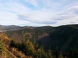 Červená hora, Velký Klínovec a Výrovka z okružní pěšinky na úbočí Tupého vrchu.