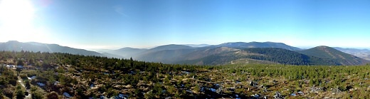 Panoráma Keprnické hornatiny včetně masivu Dlouhých strání z úbočí Malého Jezerníku.