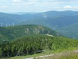 Pohled na větrné elektrárny na Medvědí hoře z Dlouhých strání.