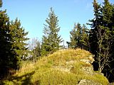 Hřbety - vrcholové skalisko s geodetickým bodem.