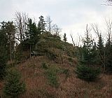 Panoramatický snímek skály nejblíže vrcholu Soukenné, který splňuje kritéria vedlejšího vrcholu tedy Jeleního hřbetu, její převýšení je 7-8 m.