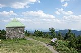 Jelení studánka (tekoucí pramen) v sedle mezi Jelením hřbetem a Břidličnou horou.