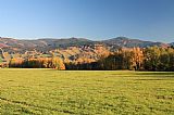 Podzim v Jeseníkách - pohledu přes pastviny nad Domašovem dominují Zaječí hora s Jeleními loučkami - Z vrcholem a vpravo Lysý vrch.