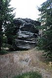 Asi 100 m jihovýchodně pod vrcholem Karliných kamenů je 7-10 m vysoká skalka, pod kterou lze (jako ostatně u několika dalších v nedalekém okolí Medvědské hornatiny) pohodlně "bydlet".