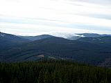 Výhled ze Žárového vrchu: Mraky se přelévají přes Červenou horu, před nimi Velký Klín za Osikovým vrchem, vpravo Lysý vrch před Keprníkem a Šerákem.