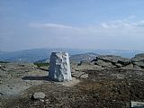 Novodobý patník na vrcholu Keprníku, v pozadí Červená hora a ještě dále Pradědská hornatina.