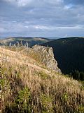 Sokolí skála pod vrcholem Sokola, vpravo Prostřední vrch, vzadu Lyra.