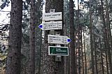 Turistický rozcestník u Vysokého vodopádu poskytuje přehlednou informaci o jeho umístění.