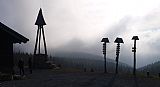 Symbolický pomník (zvonička) a rozcestníky před Švýcárnou na západním svahu Malého Děda.