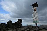 Turistické značení na vrcholu Obřích skal.