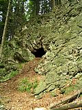 Jeskyně na jihozápadním svahu Ostruhy.