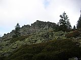Skalní výchoz "Ztracené kameny" se nachází jižně od vrcholu Pecného.