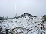 Navršená pyramida těsně u turistické cesty v místě zvaném Pec, které je spočinkem tisícovky Pecný.