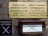 Pamětní a informační tabule u vchodu Jiřího chaty pod Šerákem.