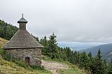 Vřesová studánka na úpatí Červené hory naproti (přes údolí Hučivé Desné) Spálený vrch - SV vrchol.