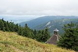 Pohled od Vřesové studánky na úpatí Červené hory na Spálený vrch - SV vrchol.