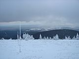 Podvečerní pohled ze hřbetu pod Vysokou holí, z výšky cca 1380 m, na Temnou. Pěší pohyb v tomto terénu je velmi náročný.