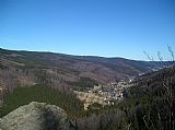 Výhled směrem na Praděd, Žárový vrch a do údolí obce Ludvíkov od rozcestníku Nad Ludvíkovem na modré turistické značce během výstupu na Vysokou horu.