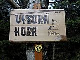 Vysoká hora. Od března 2024 je na vrcholu nová cedule. U cedule je i schránka s vrcholovým sešitem.