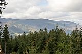 Výhled z vrcholu Zaječí hory na významné tisícovky Keprnické hornatiny. V levé části do popředí vystupuje závěr Červené hory, na horizontu pak zleva Vozka, Keprník a Šerák.