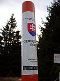 Detail slovenského geodetického bodu na vrcholu Malého Javorníku.
