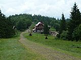 Hřebenovka ve směru Malý Javorník - Kohútka. Na snímku hotel Portáš.