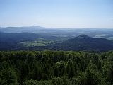 Výhled na Ještěd z 20 kilometrů vzdálené rozhledny na Hvozdu v Lužických horách.