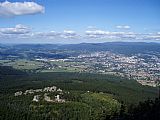 Výhled z Ještědu na Liberec a Jizerské hory - napravo tisícovky Ptačí kupy, Holubník, Černá hora a Jizera.