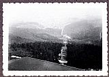 "Lanovka na Ještěd - v pozadí Horní Růžodol a Liberec" (originální popis historické fotografie pořízené na Ještědu 25.7.1935).