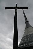 Kříž a věž na vrcholu Ještědu.