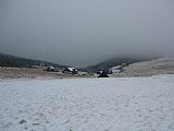 První sníh napadl i v Jizerských horách. Na snímku část osady Jizerka pod Bukovcem.