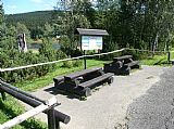 Infopanel u přehrady Souš ležící pod tisícovkami Zámky, Černý vrch a Jizera.