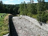 Spodní část přelivového kanálu přehrady Souš ležící mezi tisícovkami Zámky, Černý vrch a Jizera.