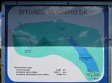 Část infopanelu u přehrady Souš ležící pod tisícovkami Zámky, Černý vrch a Jizera.