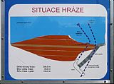 Část infopanelu u přehrady Souš ležící pod tisícovkami Zámky, Černý vrch a Jizera.